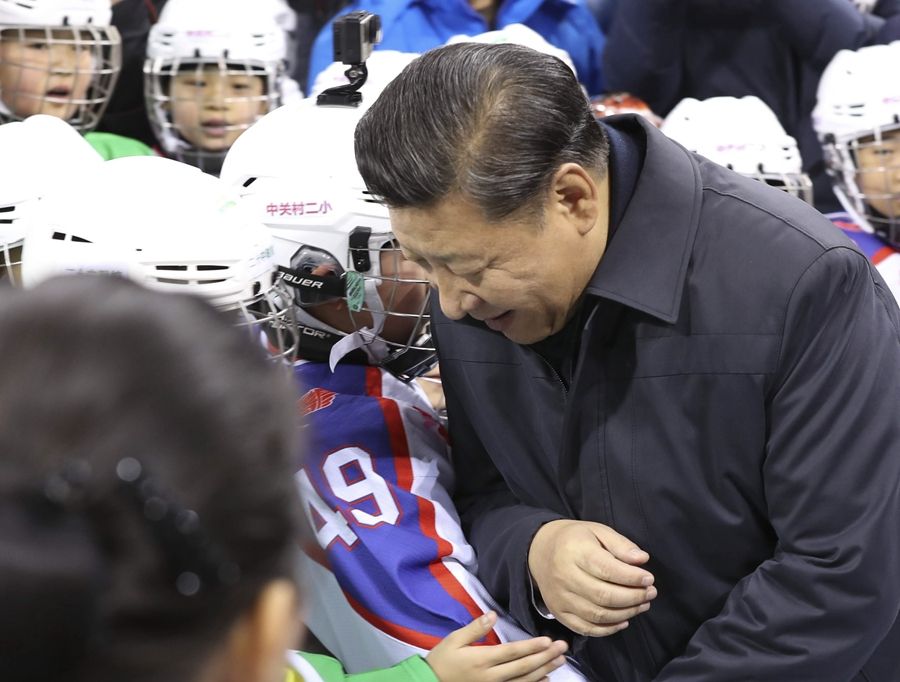2017年2月24日，習近平總書記在北京五棵松體育中心考察時同青少年冰球愛好者“撞肩”，表示相互問候。